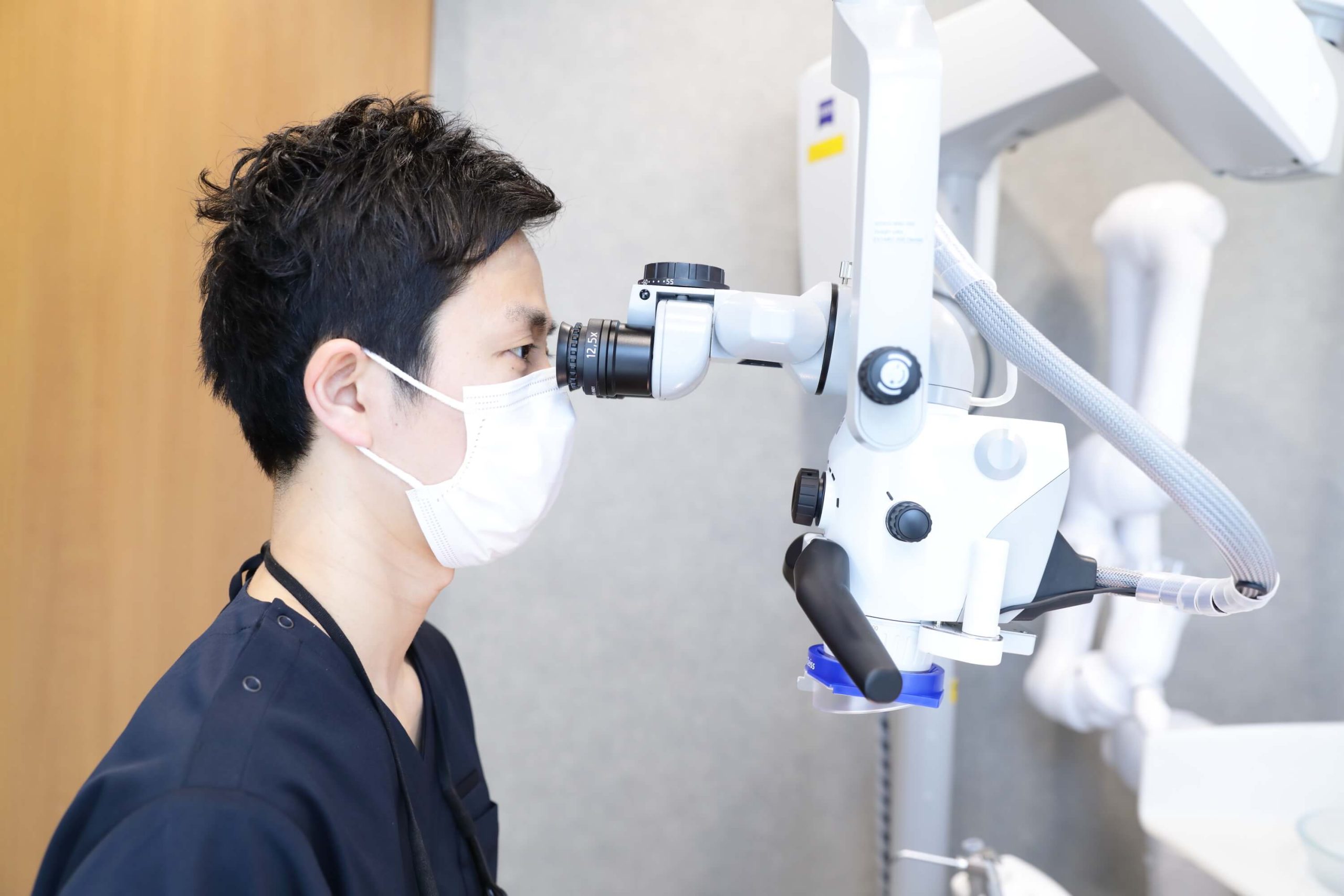 マイクロスコープを使用した精密診療の様子